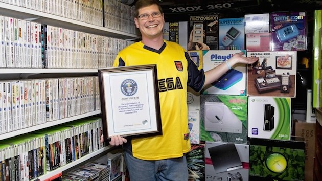 Michael Thomasson junto a su colección de record Guinness