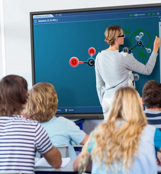 Una profesora usa un monitor interactivo Newline en el aula
