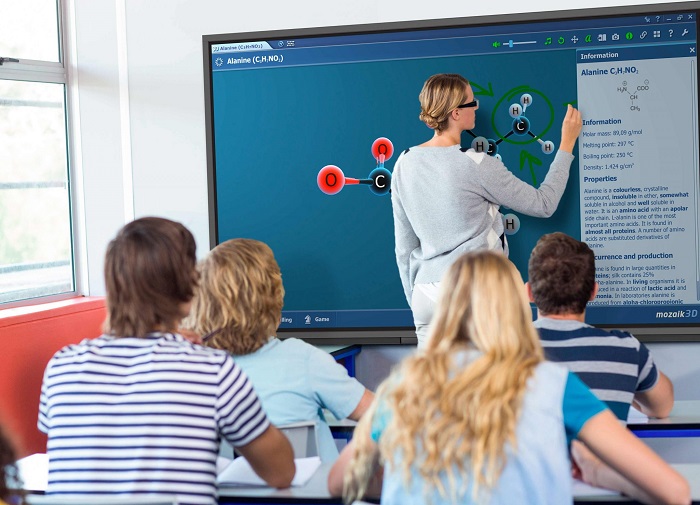 Una profesora usa un monitor interactivo Newline en el aula