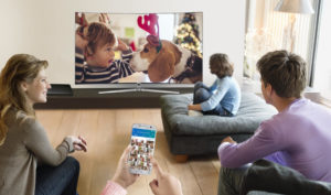 Familia viendo la smart TV