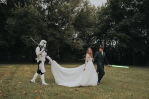 El streamer Luzu y Lana, en su boda, seguidos por un 'stormtrooper' de Star Wars